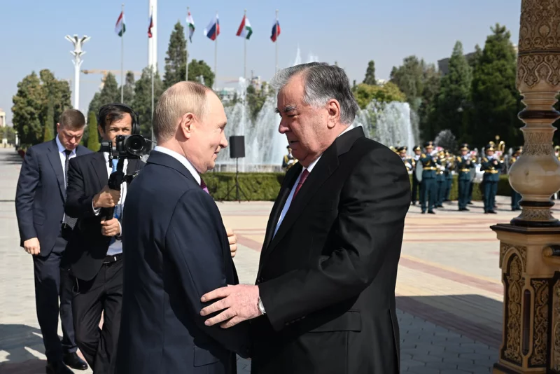 Оғози сафари давлатии Президенти Федератсияи Русия ба Тоҷикистон ва маросими истиқбол дар Қасри миллат
